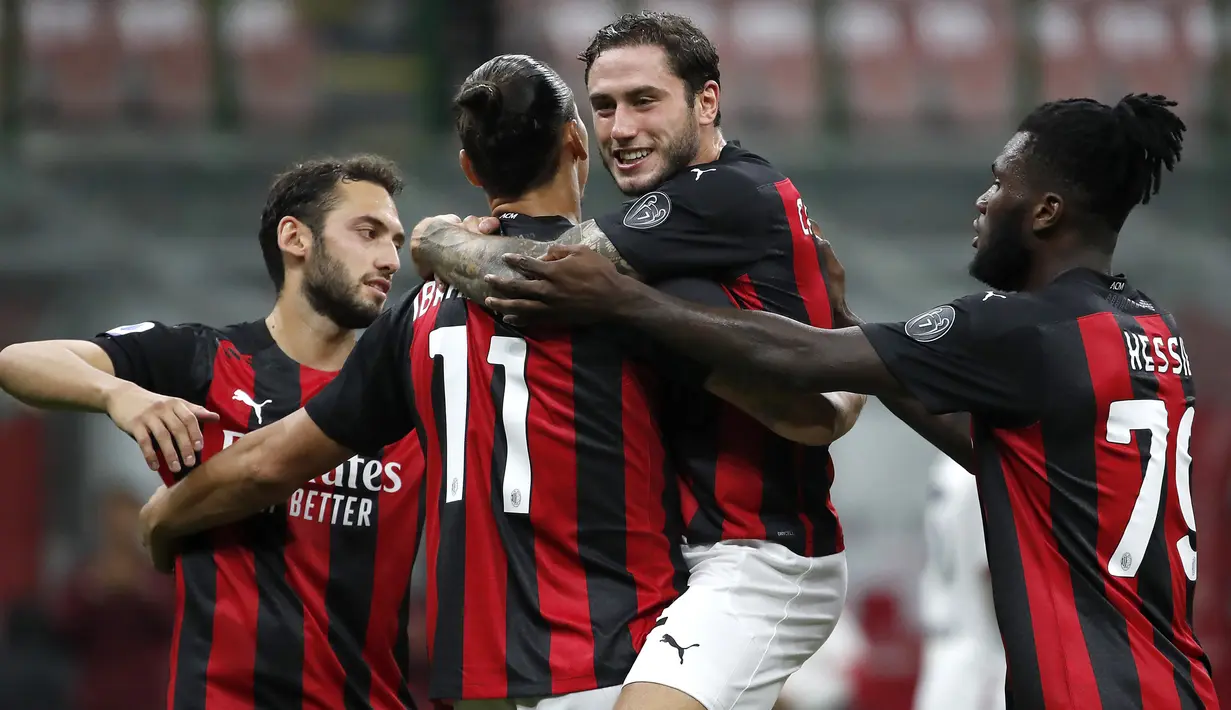 Pemain AC Milan Zlatan Ibrahimovic (kedua kiri) merayakan golnya ke gawang Bologna pada pertandingan Serie A di Stadion San Siro, Milan, Italia, Senin (21/9/2020). AC Milan menaklukkan Bologna 2-0. (AP Photo/Antonio Calanni)