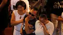 Kerabat menangis saat upacara peringatan untuk Carnell Snell Jr., yang ditembak oleh Polisi Los Angeles, di California, AS, Sabtu (8/10) Polisi mengatakan terpaksa menembak karena Snell hendak menyerang mereka dengan senpi.  (REUTERS / Jonathan Alcorn)