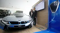 Presdir BMW Group Indonesia Karem Lim dan CEO PT Astra International Tbk - BMW Sales Operation, Fredy Handjaja menunjukkan cara pengisian ulang baterai mobil listrik BMW i8 dengan menggunakan BMW i Wallbox Plus di Tangsel, (26/10). (Liputan6.com/Pool/BMW)