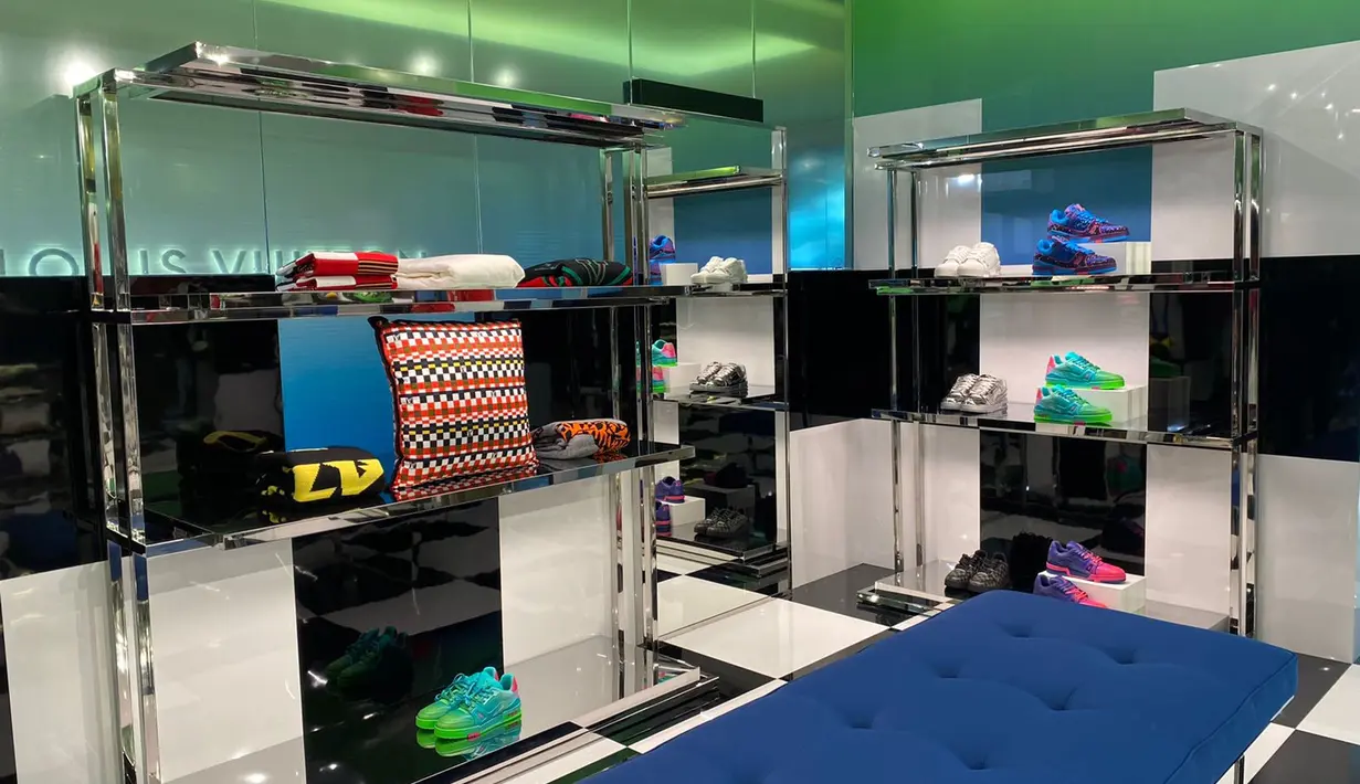 Louis Vuitton Men's Spring/Summer 2022 POP UP  juga mengingatkan semua orang pada sosok Virgil Abloh sendiri yang memiliki semangat tinggi dalam berkarya dan meluncurkan produk-produk bergaya kekinian namun penuh makna./ Foto: Fimela.com - Adinda Tri Wardhani.