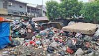 Tumpukan sampah yang menggunung di kawasan Pasar Kopro, Jakarta Barat, kembali menjadi pemandangan yang meresahkan. (Foto: Antara)