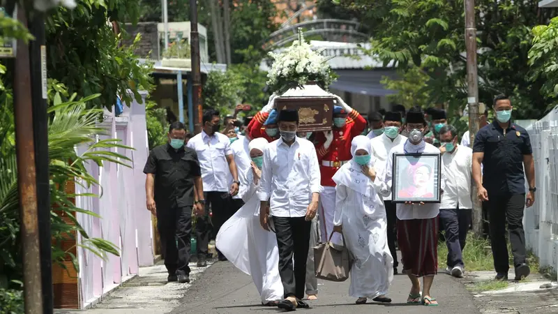 Presiden Jokowi dan keluarga saat mengantar sang ibu ke pemakaman, Kamis (26/3/2020)