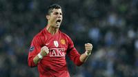 Pemain Manchester United Cristiano Ronaldo bereaksi setelah kemenangan timnya atas FC Porto dalam pertandingan sepak bola leg kedua perempat final Liga Champions di Stadion Dragao, Porto, Portugal, 15 April 2009. Ronaldo kembali ke Manchester United. (AP Photo/Paulo Duarte, File)