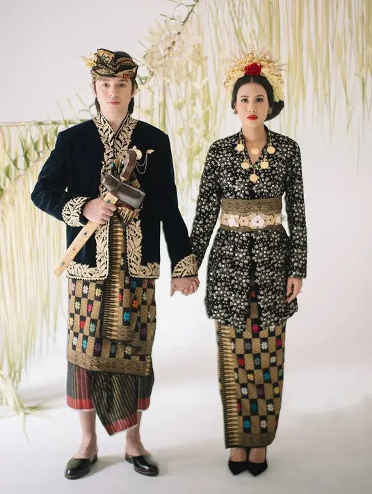Angga tampil gagah dengan baju Pegon bordir emas bermotif flora, lengkap dengan songket benang emas motif Cungklik, ikat kepala destar sapuk, serta aksesori Bunga Sandat dan keris.  [@angga].