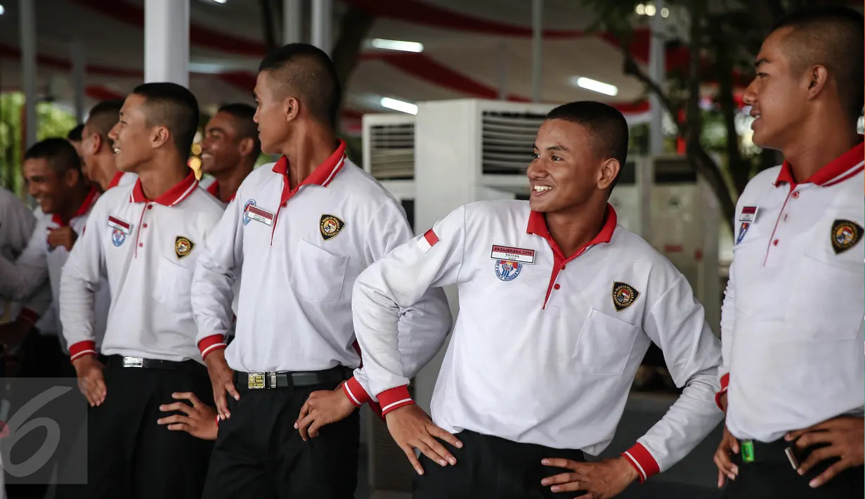 Anggota pria paskibraka 2016 melakukan gerakan saat yelyel sebelum memulai latihan gladi kotor di Istana Merdeka, Jakarta, Sabtu (13/8). Anggota paskibraka 2016 terdiri dari 34 putra dan 34 putri. (Liputan6.com/Faizal Fanani)