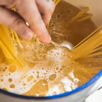 Memasak pasta/copyright: unplash/rawpixel