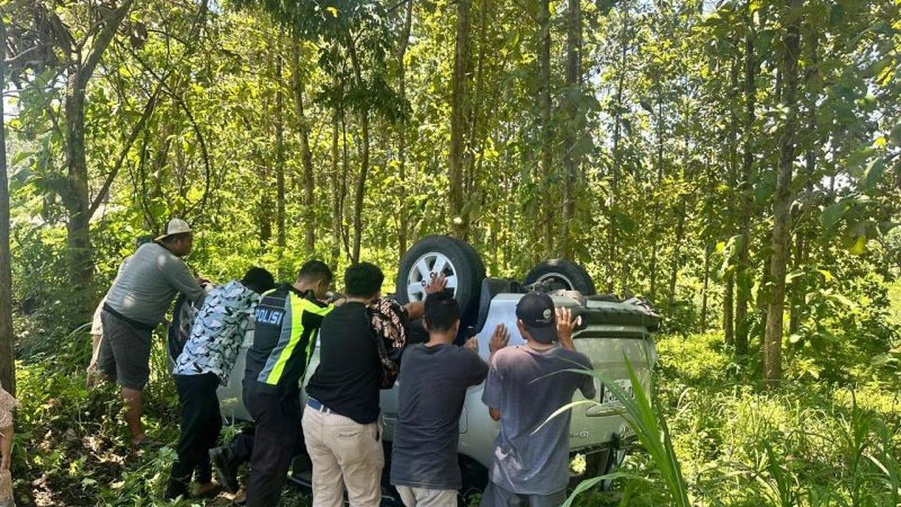 Mobil Avanza Terperosok di Hutan Blora, Polisi Tangani Kecelakaan Tunggal Blora