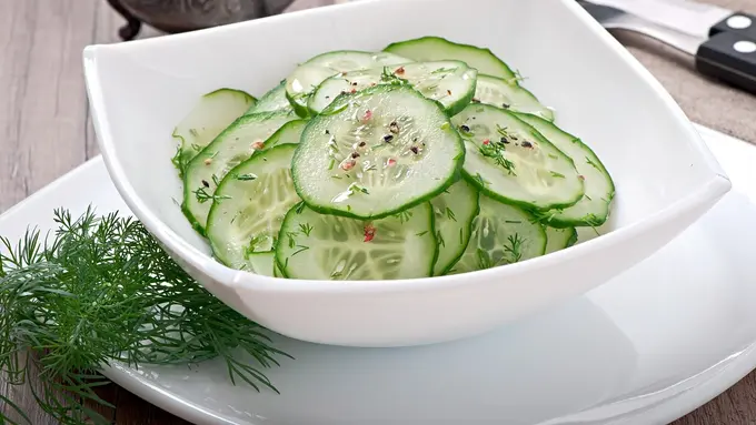 Ilustrasi salad mentimun/freepik.com/timolina