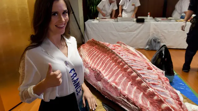 Kunjungi Restoran Sushi, Kontestan Miss Internasional Berfoto Bersama Ikan Raksasa