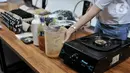 Polisi menunjukkan barang bukti saat rilis pengungkapan kasus narkoba jenis liquid di Jakarta, Senin (28/10/2019). Satuan Dit Resnarkoba Polda Metro Jaya berhasil mengungkap sindikat pembuat sekaligus penjual narkoba jenis tembakau gorila dalam bentuk liquid atau cair. (merdeka.com/Iqbal S. Nugroho)