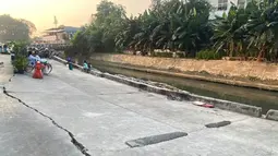 Dicor Hari Ini, Retak Lagi Esok: Lingkaran Setan Warga Jalan Amblas Pulo Gadung