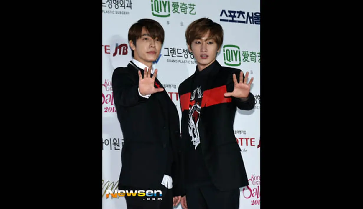 Duo Super Junior, Lee Donghae dan Eunhyuk saat berpose di red carpet Seoul Music Awards 2015, Korea, Kamis (22/1/2015). (mwave.interest.me)