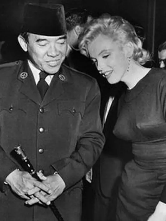 Ir. Soekarno dan Marilyn Monroe, aktris, penyanyi dan juga model terkenal asal Amerika Serikat. (via duniadalamsejarah.blogspot.co.id)