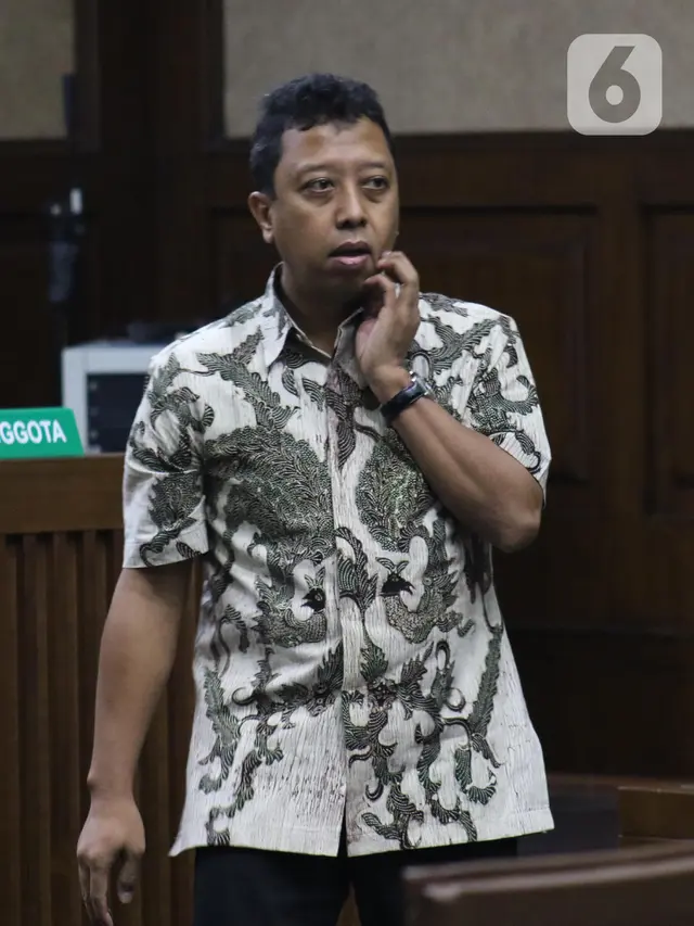 Ekspresi Romahurmuziy Saat Simak Keterangan Saksi