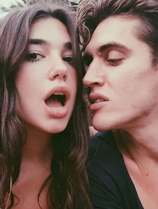 Kendati demikian, Dua Lipa berada di luar negeri selama beberapa minggu ini. Jadi dipastikan ia sama sekali belum bertemu dengan Isaac. (Twitter)