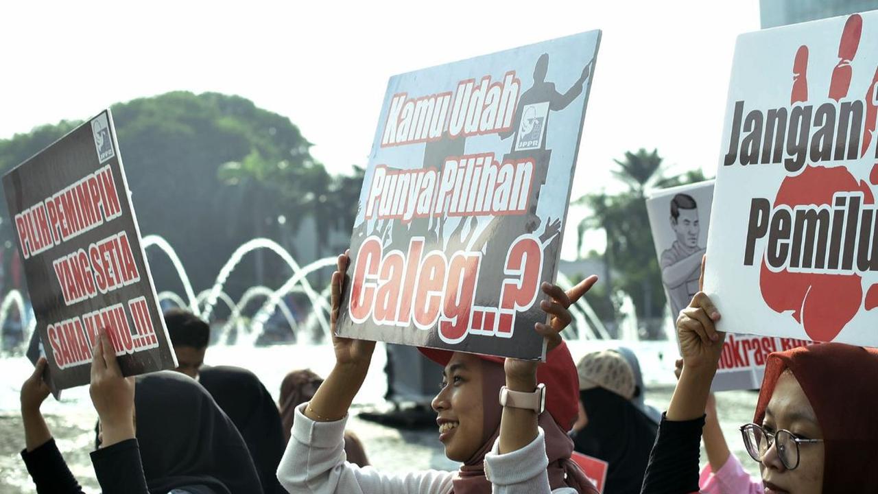Selama beraksi di Hari Bebas Kendaraan Bemotor di kawasan Bundaran HI, mereka mengenakan baju putih sambil membentangkan poster.