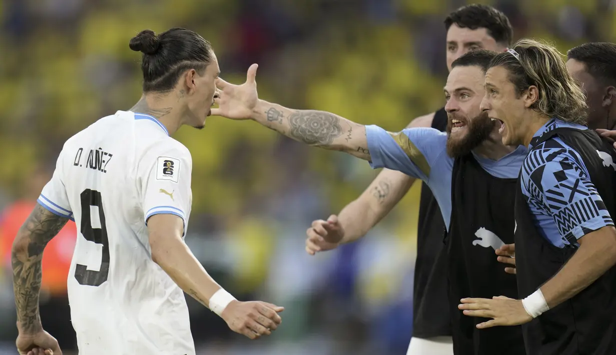 Penyerang Uruguay Darwin Nunez berselebrasi dengan rekannya setelah mencetak gol kedua timnya dari titik penalti ke gawang Kolombia pada pertandingan ketiga babak Kualifikasi Piala Dunia 2026 zona CONMEBOL di Stadion Metropolitano Roberto Melendez, Jumat (13/10/2023). (AP Photo/Fernando Vergara)