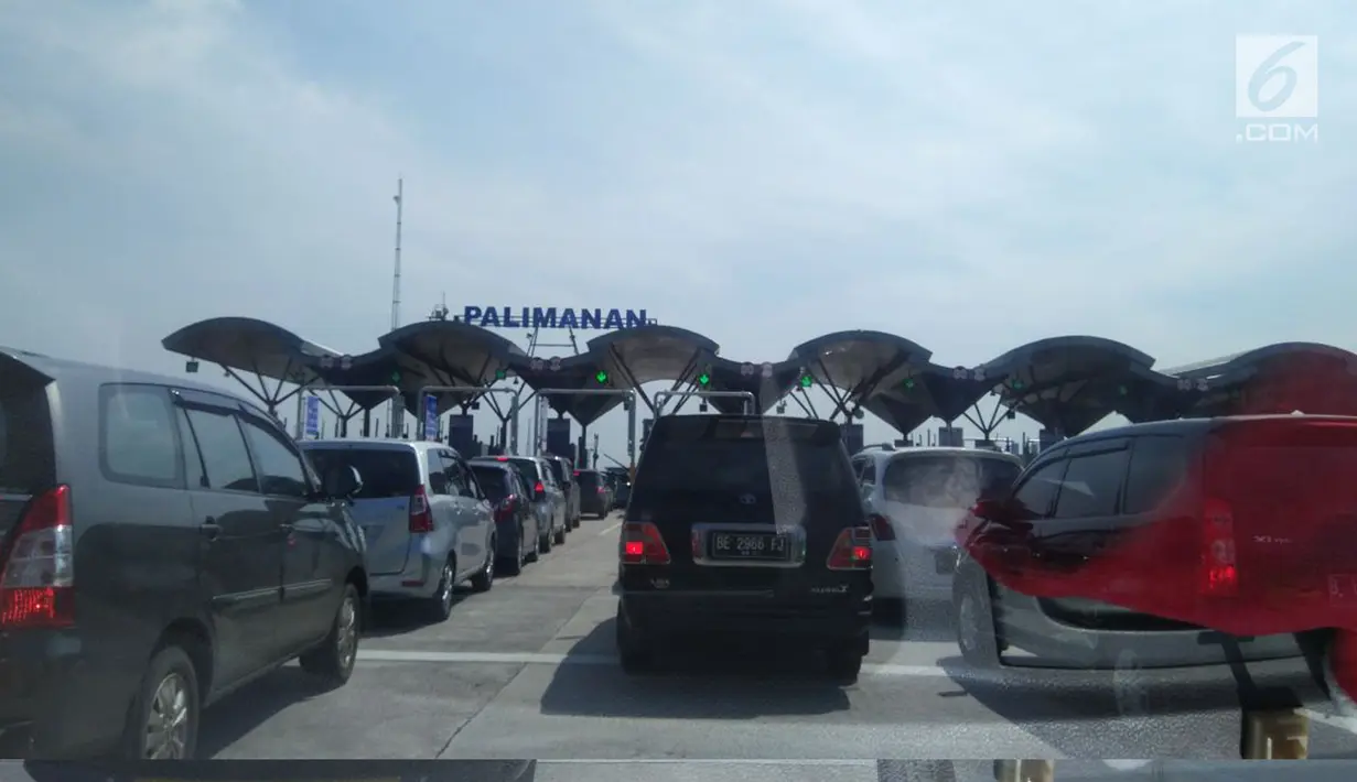Sejumlah mobil mengantre untuk melintasi gerbang Tol Palimanan saat mudik natal, Jawa Barat, Sabtu (23/12). Antrean panjang untuk melintasi gerbang Tol Paliman ini macet hingga 5 Km. (Liputan6.com/ Gabriel Abdi Susanto)