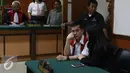 Pesinetron Jupiter Fortissimo berdiskusi dengan penasehat hukumnya jelang sidang vonis di Pengadilan Negeri Jakarta Barat, Selasa (29/11). Jupiter divonis Majelis Hakim 2 tahun 6 bulan penjara, terkait kepemilikan narkotika.(Liputan6.com/Herman Zakharia)