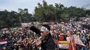 Massa Front Nelayan Bersatu berorasi menolak Peraturan Menteri tentang larangan penggunaan cantrang, atau jenis trawl yang telah dimodifikasi untuk menangkap ikan di depan kantor KKP, Jakarta, Kamis (26/2/2015). (Liputan6.com/Faizal Fanani)
