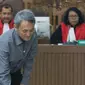 Terdakwa dugaan suap pengurusan sejumlah perkara, Eddy Sindoro bersiap menjalani sidang lanjutan di Pengadilan Tipikor, Jakarta, Jumat (15/2). Sidang mendengar keterangan saksi-saksi. (Liputan6.com/Helmi Fithriansyah)