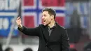 Pelatih Bayer Leverkusen, Xabi Alonso, memberikan arahan kepada anak asuhnya saat melawan Molde FK dalam laga matchday 6 Grup H Liga Europa 2023/2024 yang digelar di BayArena, Jumat (15/12/2023). Teranyar mereka melibas Molde dengan skor telak 5-1. (AP Photo/Martin Meissner)