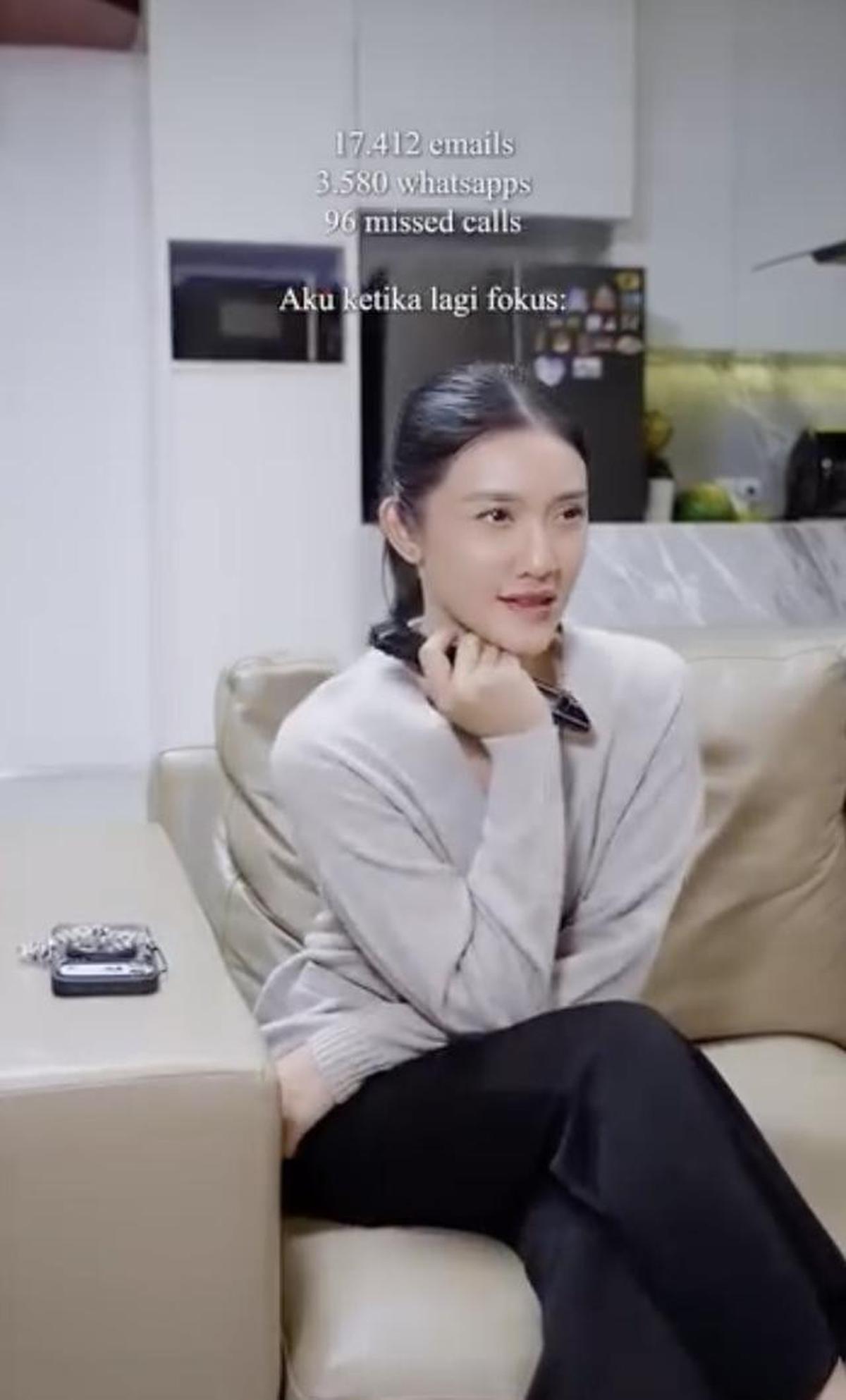 Potret Ruang TV Rumah Raditya Dika dan Anissa Aziza, Desain Modern Minimalis