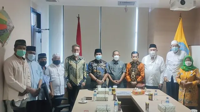 Gubernur Kaltara dengan tokoh masyarakat setempat.