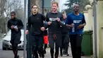 Pangeran Harry berlari dengan relawan dan para tunawisma dari The Running Charity di Willesden Green, Inggris (26/1). Acara amal ini untuk membantu para tunawisma muda mengembangkan keterampilan hidup melalui olahraga. (Geoff Pugh, Foto Renang via AP)