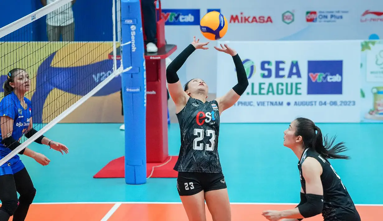 <p>Pemain Timnas bola voli putri Thailand, Manakij Sirima berusaha mengumpan bola kepada rekannya, Nuekjang Thatdao saat menghadapi Indonesia pada laga putaran pertama SEA V League 2023 di Vinh Phuc Gymnasium, Hanoi, Vietnam, Jumat (4/8/2023). Thailand menang 3-0 (26-24, 26-24, 25-20) atas Indonesia. (Dok. SEA V League 2023)</p>