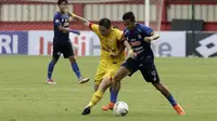 Gelandang Bhayangkara FC, Lee Yujun, berebut bola dengan pemain Arema FC pada laga Shopee Liga 1 di Stadion PTIK, Jakarta, Rabu (27/11). Bhayangkara menang 1-0 atas Arema. (Bola.com/Yoppy Renato)