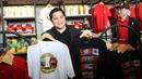 Ketua PSSI Erick Thohir menunjukkan kaus yang didesain khusus jelang pertandingan FIFA Matchday 2023 antara Timnas Indonesia vs Argentina saat meninjau Official Garuda Store di kawasan Gelora Bung Karno, Senayan, Jakarta, Sabtu (17/6/2023). (Bola.com/Abdul Aziz)