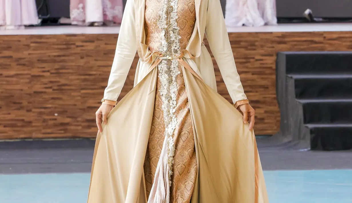 Seorang model memperagakan karya desainer Irna Mutiara di acara kelulusan Islamic Fashion Institute. (Liputan6.com/pool/IFC)