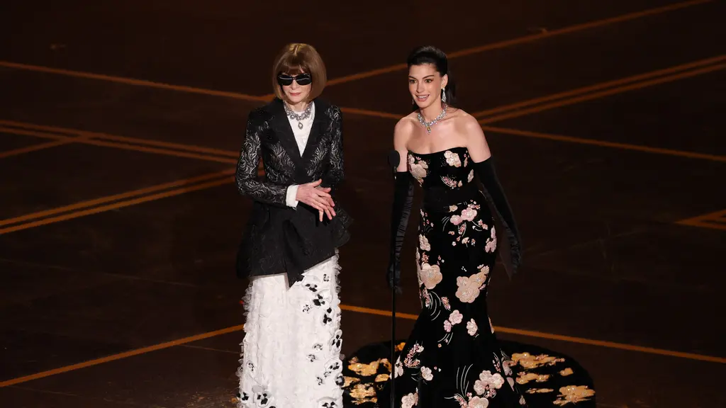 Intip penampilan elegan Anna Wintour dan Anne Hathaway yang ikonik di Oscar 2026  (Photo by Patrick T. Fallon / AFP)