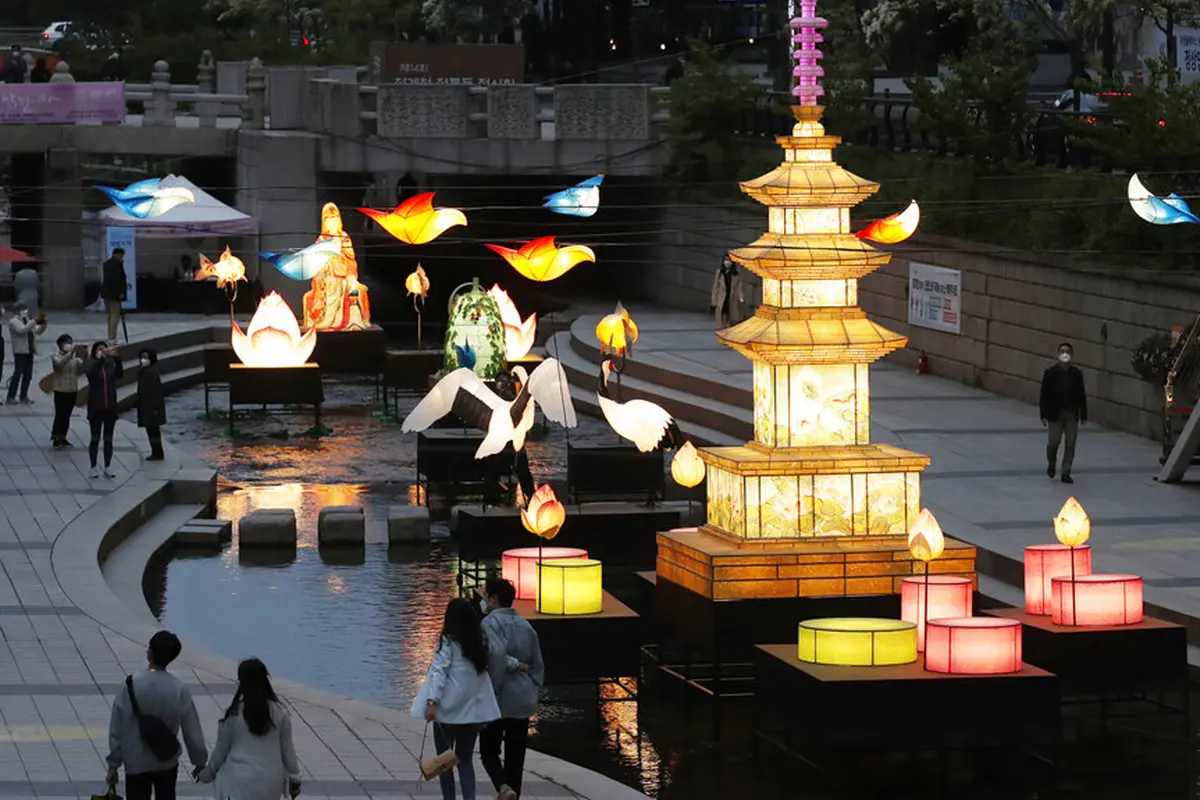 FOTO: Seoul Berhias Lentera Jelang Perayaan Ulang Tahun Buddha