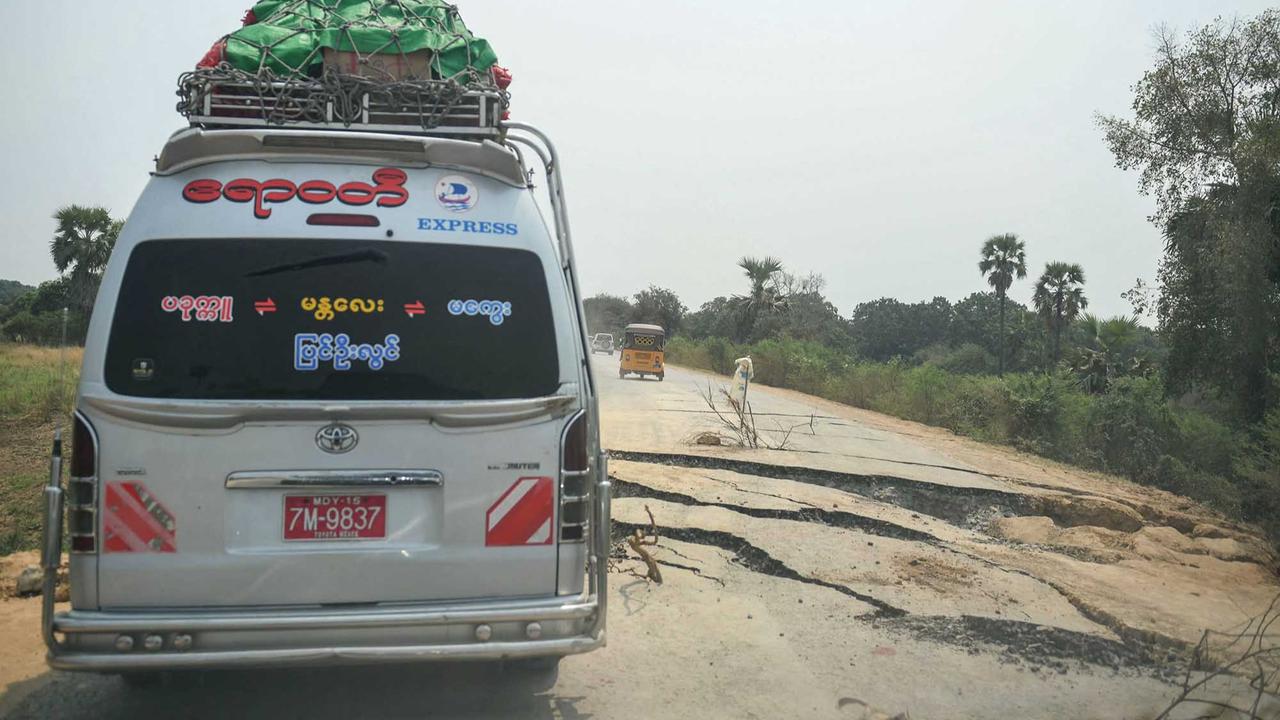 FOTO: Tim SAR Mencari Korban Selamat di Mandalay, Kota dengan Kerusakan Paling Parah Akibat Gempa di Myanmar