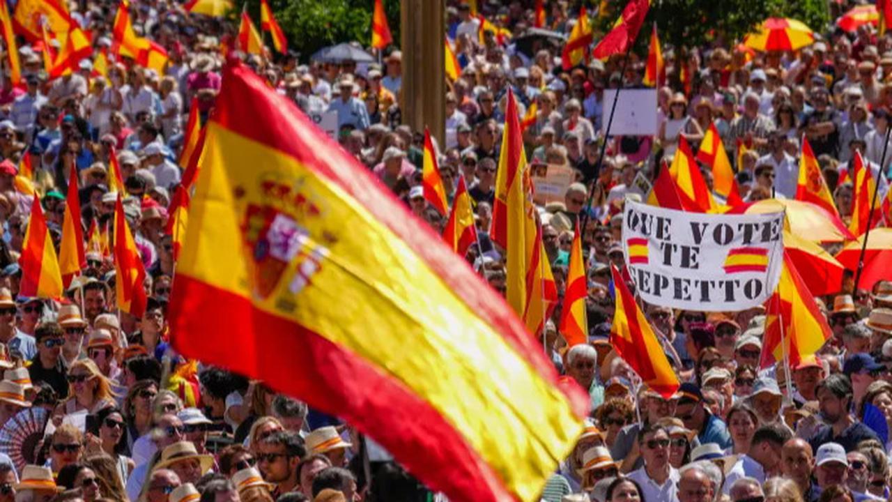 Ribuan Warga Spanyol Turun ke Jalanan Madrid  Tuntut PM Pedro Sanchez Mundur karena Dugaan Korupsi