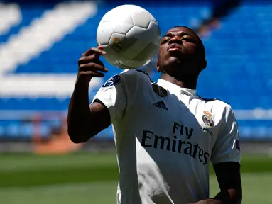 Penyerang baru Real Madrid, Vinicius Junior mengontrol bola dengan bahunya selama presentasi resmi dirinya di Stadion Santiago Bernabeu, Madrid (20/7). Vinicius sudah direkrut Madrid pada bursa transfer musim panas 2017. (AFP Photo/Pierre-Philippe Marcou)