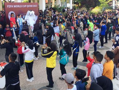 La'eeb, sang maskot Piala Dunia 2022 bersama Marchingband dari Dispora Sukoharjo menyapa sekaligus menghibur warga saat Car Free Day (CFD) di Jalan Slamet Riadi, Solo. (Procomm Surya Citra Media)