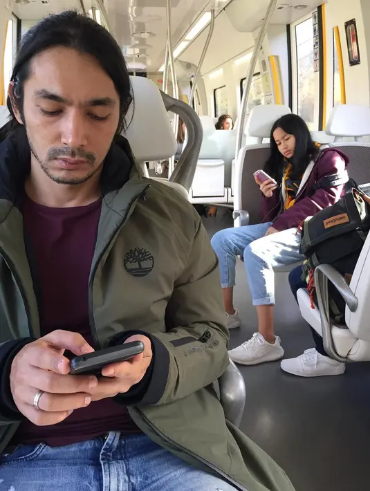 Abimana Aryasatya terkadang menghabiskan waktu bersama keluarga kecilnya dengan berlibur ke luar negeri. (Foto: instagram.com/abimana_arya)