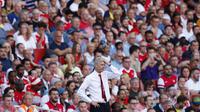 Manajer Arsenal, Arsene Wenger, pada laga The Gunners versus Liverpool, di Emirate Stadium (14/8/2016). Banyak kalangan memprediksi Wenger akan pergi di pengujung musim ini.  (Reuters/Eddie Keogh)