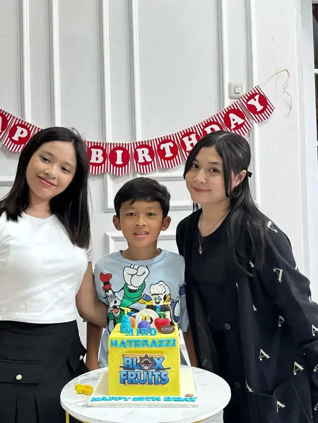 Tampil Kompak, Ini 7 Potret Okie Agustina dan Gunawan Dwi Cahyo Rayakan Ultah Anak