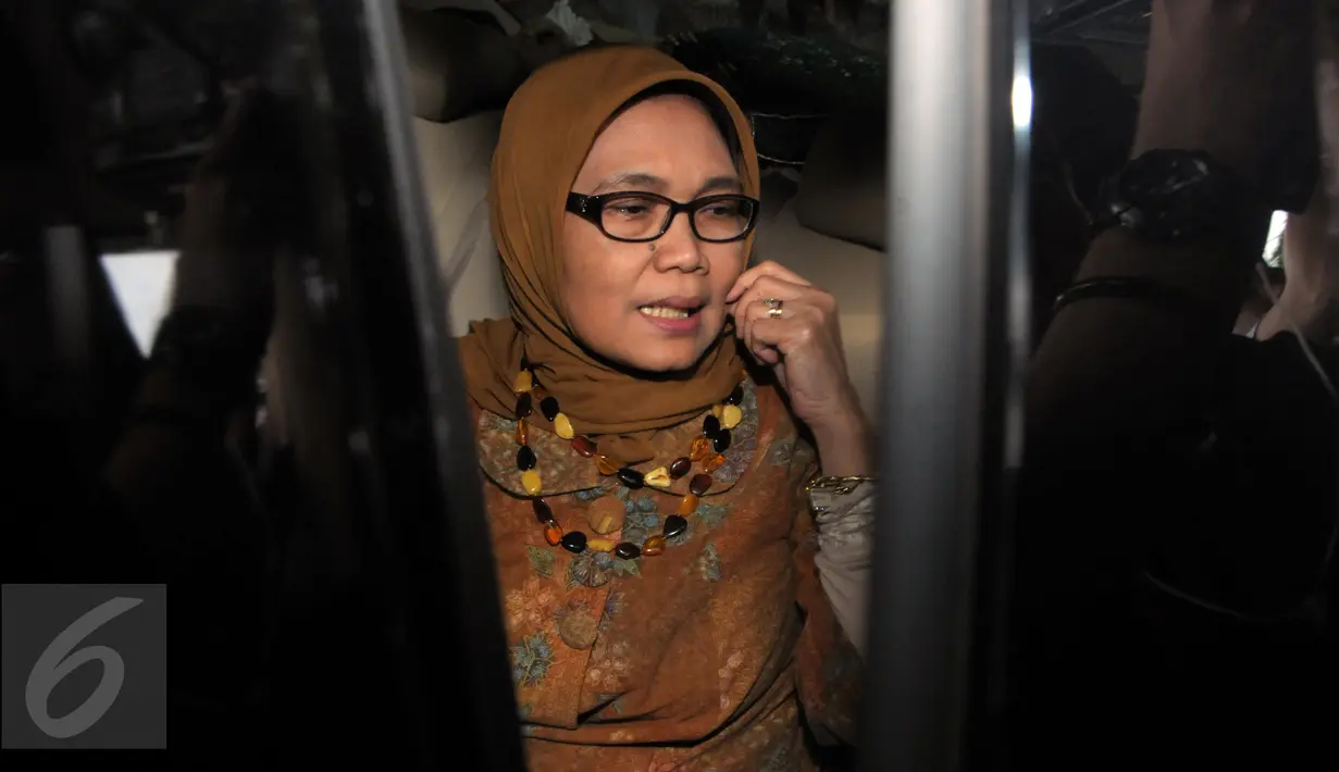 Sekjen DPR Winantuningtyastiti didalam mobil usai menjalani pemeriksaan di Gedung KPK, Jakarta, (13/5). Sekjen DPR Winantuningtyastiti menjadi saksi dengan tersangka anggota Komisi V DPR dari Fraksi Golkar Budi Supriyanto. (Liputan6.com/Helmi Afandi)