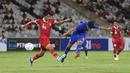 <p>Striker Timnas Thailand U-20, Paripan Wongsa (tengah) mencetak gol penyeimbang 1-1 ke gawang Indonesia U-20 pada laga uji coba internasional di Stadion Utama Gelora Bung Karno (SUGBK), Senayan, Jakarta, Jumat (26/1/2024) malam WIB. (Bola.com/M Iqbal Ichsan)</p>
