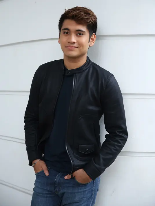 "Di sini Eros lebih lover boy lah, bukan playboy. Menggoda gitu lah. Gimana sih kalau cowok lihat cewek cantik," kata Giorgino Abraham, di kawasan Ciputat, Banten, beberapa waktu lalu. (Bambang E. Ros/Bintang.com)