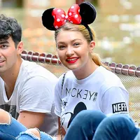 Gigi Hadid dan Joe Jonas (via people.com)