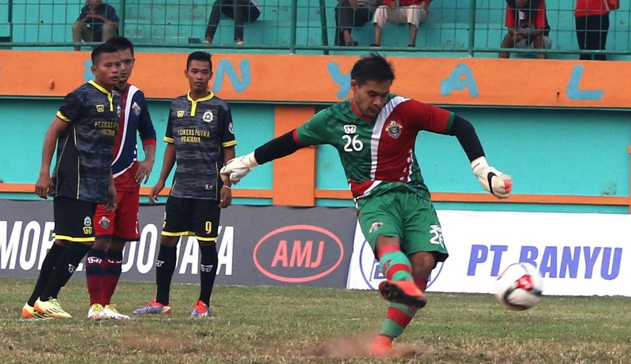 Kiper Garuda All Star mencetak gol melalui penalti ke gawang Persikabo. (Bolacom/Arief Bagus)