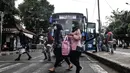 Penumpang bus antarkota antarprovinsi (AKAP) saat tiba di Terminal Kampung Rambutan, Jakarta, Minggu (3/1/2021). Sementara pemudik yang diberangkatkan menuju luar Jakarta melalui Terminal Kampung Rambutan sebanyak 15.059 penumpang. (merdeka.com/Iqbal S. Nugroho)