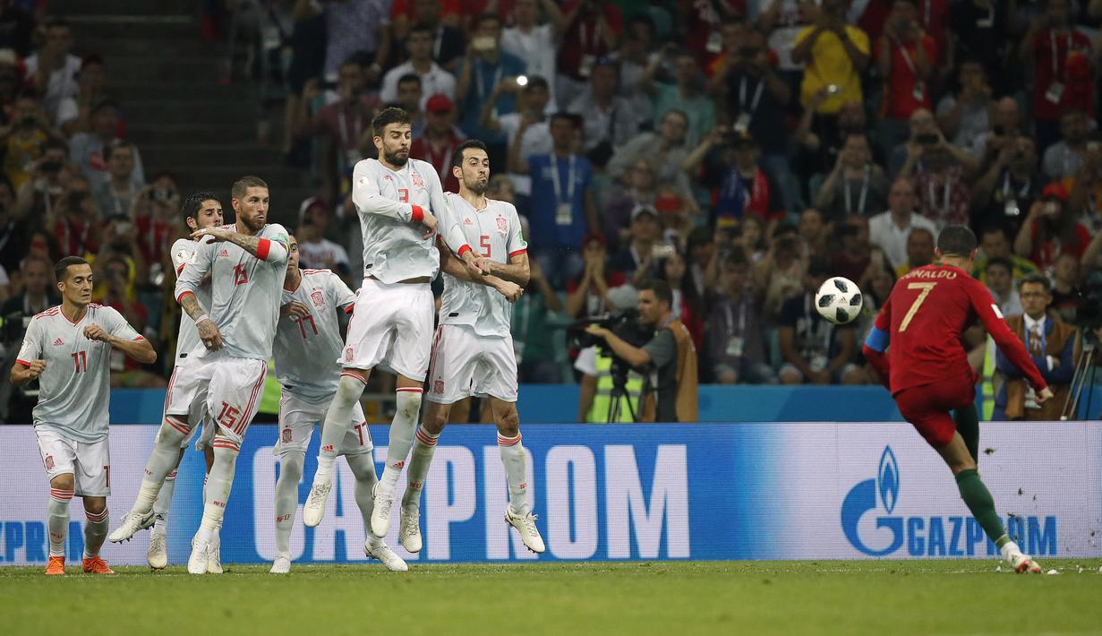 Cristiano Ronaldo. Pemain ketiga Portugal yang mampu mencetak hattrick di Piala Dunia adalah Cristiano Ronaldo, yang baru saja membuat rekor di Piala Dunia 2022 sebagai pemain pertama yang selalu mencetak gol dalam 5 edisi Piala Dunia. Hattrick CR-7 terjadi pada Piala Dunia 2018 saat ia mencetak 3 gol kala bermain imbang 3-3 dengan Spanyol di laga pembuka Grup B (15/6/2018). (AFP/Odd Andersen)