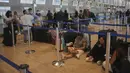Para pelancong mengantre untuk pelaporan masuk penerbangan menyusul pengumuman gencatan senjata antara Israel dan Iran, di Bandara Internasional Ben Gurion, dekat Tel Aviv, Israel, Rabu 25 Juni 2025. (AP/Ohad Zwigenberg)